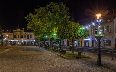 Zabytkowe kamienice wokół Rynku w nocy w Brzesku, Małopolska, Polska   Historic townhouses around the Market Square at night in Brzesko, Lesser Poland, Poland © Adrian White