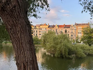 Sonnenbeschienene Fassaden an den Teichen von Ixelles, Brüssel, Belgien © finecki