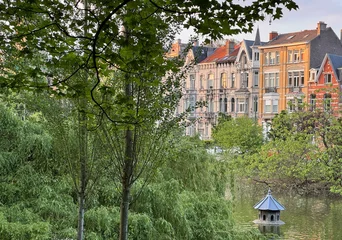Sonnenbeschienene Fassaden an den Teichen von Ixelles, Brüssel, Belgien © finecki