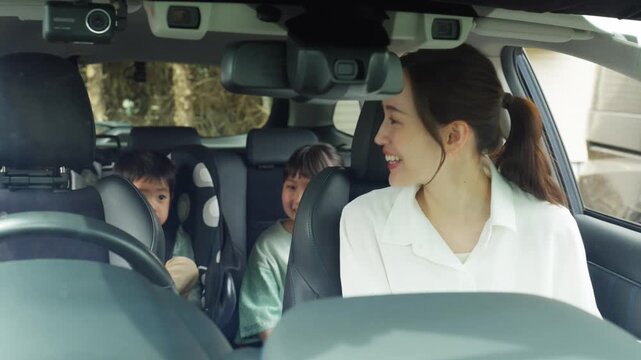 ドライブに出発する家族