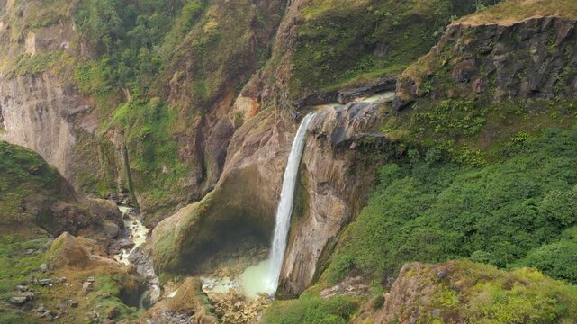 Air Terjun Penimbungan Rinjani Waterfall Torean Trail Lombok Indonesia Drone Slow Track In 4K 30FPS