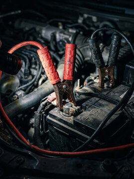 Connecting jump starter cables to a car battery