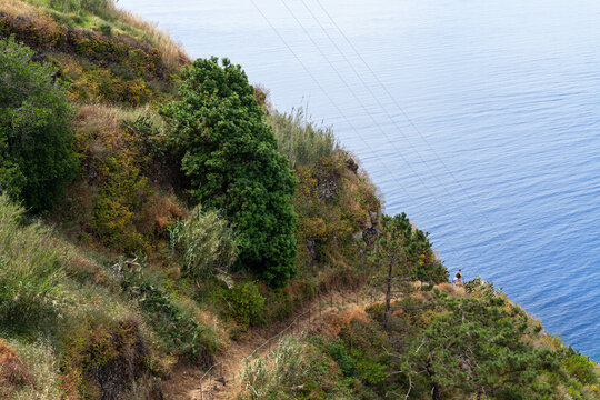 Cliffside Hiking Trail on PR19 Caminho Real do Paul do Mar in Madeira Portugal | Szlak pieszy na klifie na trasie PR19 Caminho Real do Paul do Mar na Maderze w Portugalii