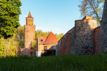 Zabytkowa średniowieczna Baszta Tkaczy i fragment murów obronnych w Stargardzie o zachodzie słońca © Marek