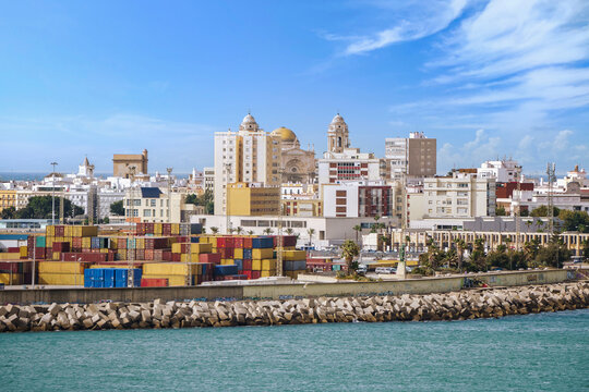 Container Port and Skyline of C&aacute;diz