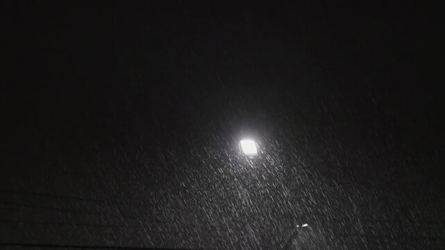 Lights and raindrops at night during the rainy season.