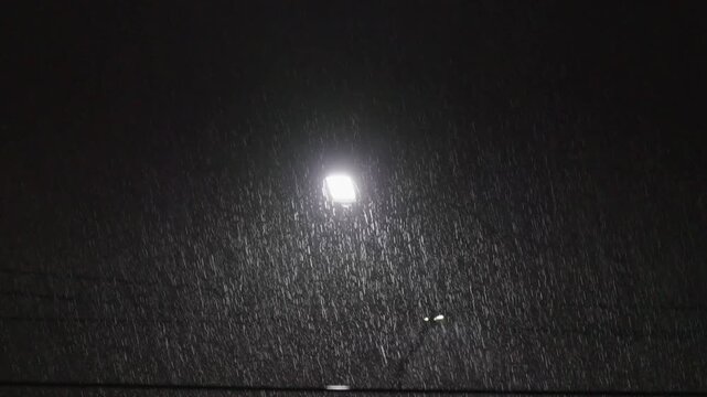 Lights and raindrops at night during the rainy season.