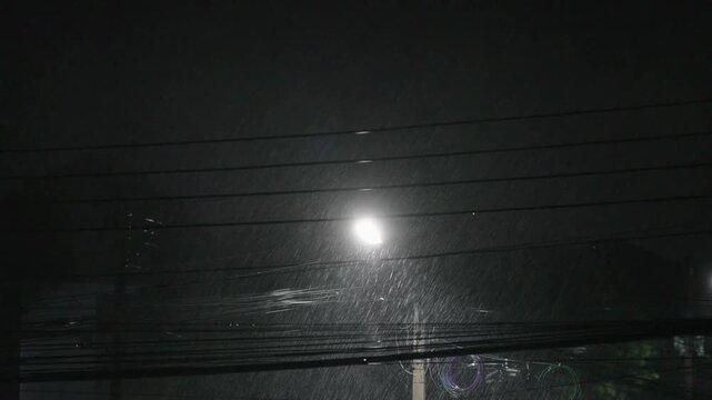 Lights and raindrops at night during the rainy season.