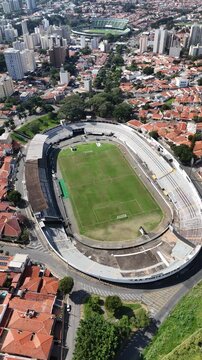 Drone registra est&aacute;dio de futebol em Campinas revelando sua arquitetura, gramado central e estrutura voltada &agrave; pr&aacute;tica esportiva e realiza&ccedil;&atilde;o de competi&ccedil;&otilde;es.