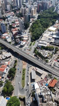 Vis&atilde;o vertical a&eacute;rea de viaduto em Campinas evidencia tr&acirc;nsito urbano, mobilidade e desenvolvimento da malha vi&aacute;ria no interior de S&atilde;o Paulo.