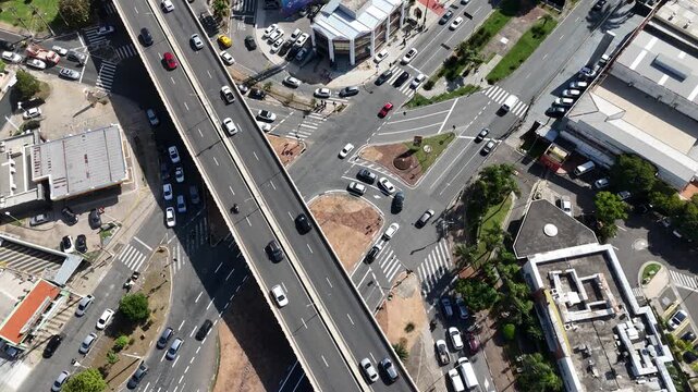 Vis&atilde;o a&eacute;rea de cruzamento urbano em Campinas evidencia tr&acirc;nsito, expans&atilde;o imobili&aacute;ria e mobilidade urbana no interior de S&atilde;o Paulo.