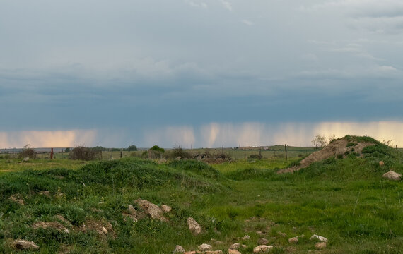 Nubes dram&aacute;ticas de Tormenta con peque&ntilde;os tornados en el campo espa&ntilde;ol de Castilla y Leon en primavera