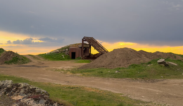 Antigua mina o cantera que ahora es utilizada para realizar compostaje del suelo de forma ecol&oacute;gica,en Palazuelos de Eresma, SEgovia, Castilla y leon