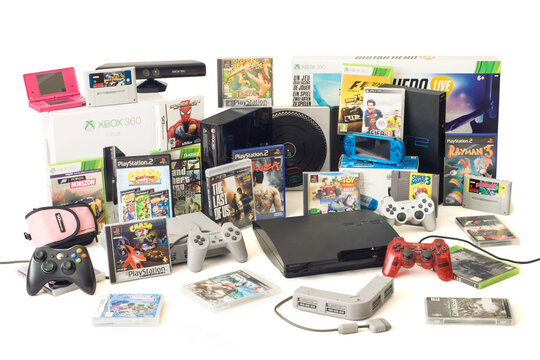 Retro and Modern Video Game Consoles Collection Featuring PlayStation, Xbox, Nintendo and PSP | Kolekcja retro i nowoczesnych konsol do gier wideo, w tym PlayStation, Xbox, Nintendo i PSP