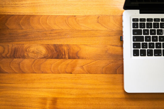Ordinateur portable sur bureau en bois avec grand espace vide pour texte