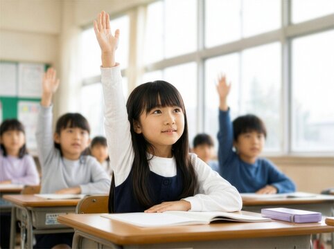授業で手を挙げて発表する日本の小学生たち