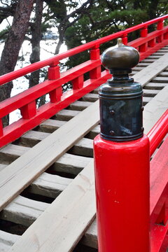 瑞巌寺五大堂に続く赤い橋（宮城県松島町）