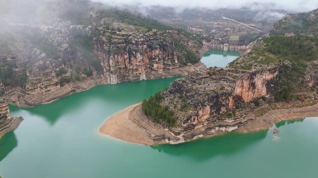 Vista a&eacute;rea del embalse de Santolea en un d&iacute;a nublado con niebla ligera. Teruel, Arag&oacute;n, Espa&ntilde;a