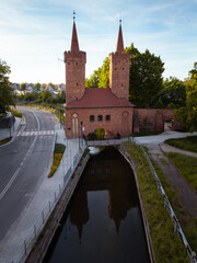 Zabytkowa gotycka Brama Młyńska nad kanałem rzeki Iny w Stargardzie o zmierzchu, Stargard, Zachodniopomorskie, Polska. © Marek