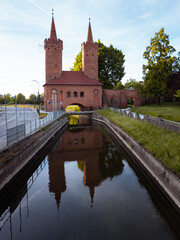 Zabytkowa gotycka Brama Młyńska nad kanałem rzeki Iny w Stargardzie o zmierzchu, Stargard, Zachodniopomorskie, Polska. © Marek