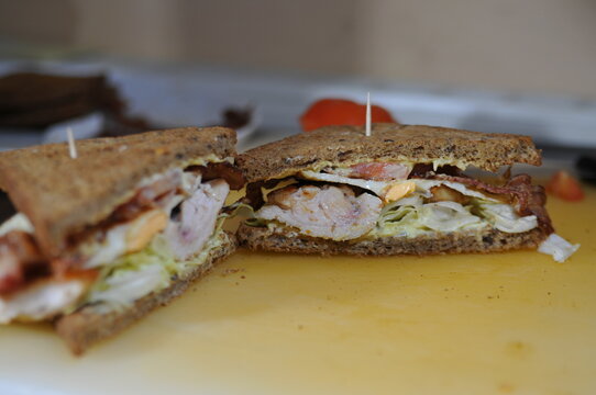 Club-Sandwich mit Pommes, Salat und Dip auf einem Teller. Frisch zubereitete Mahlzeit f&uuml;r Restaurant, Bistro, Caf&eacute; und Gastronomie. Authentisches Echtfoto.