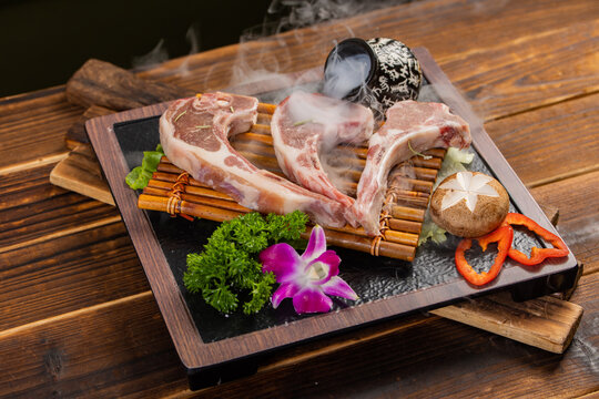 노릇하게 구운 고급 양갈비 구이 숄더랙 프렌치랙 숯불 바비큐 양고기 식재료 Grilled Lamb Chops Premium Mutton Ribs Sholder Rack Charcoal BBQ 烤羊排 羊肉 烧烤 顶级食材 羊 가리비 韩国料理 ラムチョップ 羊肉 焼き肉 炭火焼き 高級食材 バーベキュー Chuletas de Cordero C&ocirc;tes d'Agneau G
