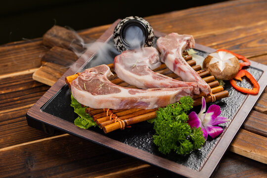 노릇하게 구운 고급 양갈비 구이 숄더랙 프렌치랙 숯불 바비큐 양고기 식재료 Grilled Lamb Chops Premium Mutton Ribs Sholder Rack Charcoal BBQ 烤羊排 羊肉 烧烤 顶级食材 羊 가리비 韩国料理 ラムチョップ 羊肉 焼き肉 炭火焼き 高級食材 バーベキュー Chuletas de Cordero C&ocirc;tes d'Agneau G