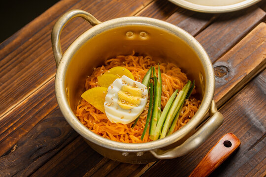 화끈하게 매운 한국식 불닭볶음면 매콤한 국물 없는 라면 야식 요리 식재료 Hot Spicy Korean Stir-Fried Chicken Noodles Buldak-Bokkeummyeon K-Food 爆辣 火鸡面 炒面 韩国料理 方便面 夜宵 激辛 ブルダック炒め麺 インスタントラーメン 汁なし麺 激辛料理 おつまみ Fideos Picantes Nouilles &Eacute;pi