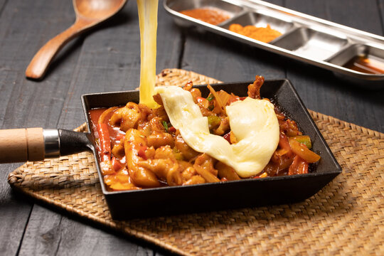 매콤한 치즈 불닭발 구이 화끈한 양념 닭발 모차렐라 치즈 토핑 야식 안주 식재료 Spicy Korean Chicken Feet with Melted Cheese Bul-dakbal K-Food 夜宵 芝士 辣鸡爪 韩国料理 下酒菜 爆辣 芝士控 チーズ タッパル 激辛 鶏足 とろけるチーズ 韓国料理 おつまみ 夜食 Patas de Pollo Picantes con Qu