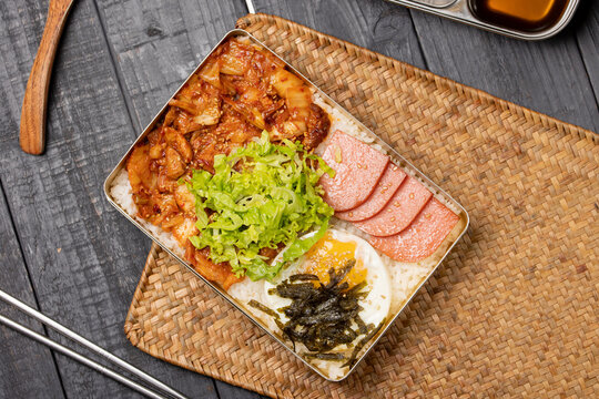 추억의 옛날 양은 도시락 분홍 소시지 볶음김치 계란후라이 레트로 한식 메뉴 Vintage Korean Retro Lunchbox Nostalgic Tin Box Dosirak K-Food 韩国复공 怀旧铁盒便当 辣炒泡菜 粉红香肠 煎蛋 传统小吃 昔ながらの弁当 韓国風レトロ弁当 ソーセージ キムチ炒め 目玉焼き Lonchera Retro Coreana Bo&icirc;te &agrave; 