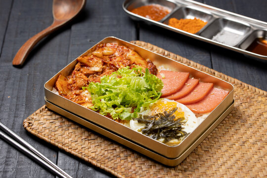 추억의 옛날 양은 도시락 분홍 소시지 볶음김치 계란후라이 레트로 한식 메뉴 Vintage Korean Retro Lunchbox Nostalgic Tin Box Dosirak K-Food 韩国复공 怀旧铁盒便当 辣炒泡菜 粉红香肠 煎蛋 传统小吃 昔ながらの弁当 韓国風レトロ弁当 ソーセージ キムチ炒め 目玉焼き Lonchera Retro Coreana Bo&icirc;te &agrave; 