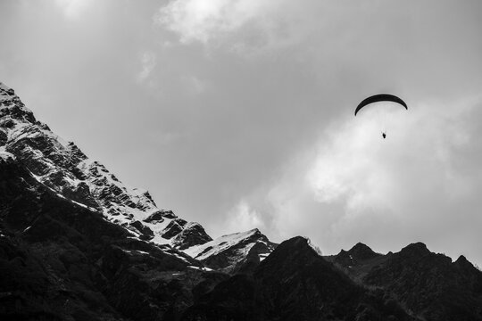 paragliding in the mountains nature manali himalaya himachal india adventure pir panjal range hike 