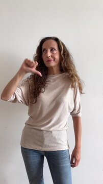 C&aacute;mara lenta de mujer blanca desaprobando con pulgar abajo