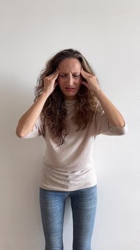 C&aacute;mara lenta de mujer blanca con dolor de cabeza