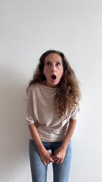 C&aacute;mara lenta de mujer blanca muy sorprendida