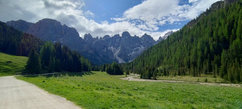 Sentiero escursionistico da Malga Venegiota verso Baita Segantini con vista sulle Pale di San Martino in Val Venegia