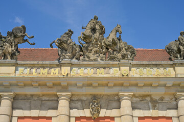 Obraz premium Pferdegruppe, Portal, Dach, Filmmuseum, Breite Straße, Potsdam, Brandenburg, Deutschland