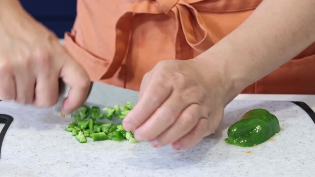 ピーマンをみじん切りにする手元アップ