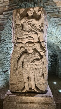 Magnifique bas-relief gallo-romain dans l'ancien scriptorium de l'abbaye Sainte-B&eacute;nigne de Dijon (Bourgogne)