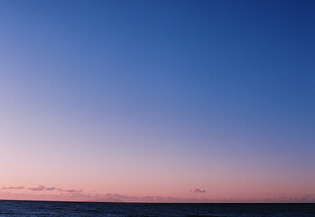 Obraz premium Beautiful sunset sea with colorful sky gradient, minimalist ocean horizon background with copy space