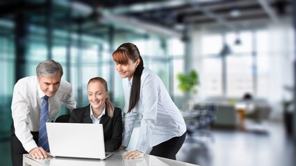 Naklejka premium Business team collaborating on laptop in modern office during corporate meeting