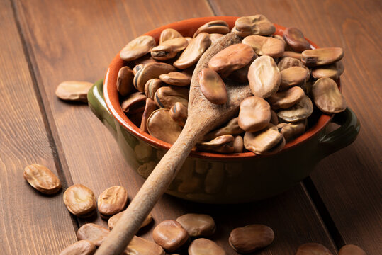 Fave secche, legumi biologici, alimentazione vegetariana 