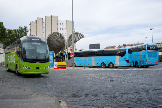 Vista exterior de un autob&uacute;s verde de Flixbus maniobrando sobre adoquines cerca de autobuses azules de Alsa estacionados en la Estaci&oacute;n del Nord de Barcelona, Espa&ntilde;a en mayo de 2026.