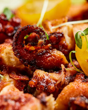 Pulpo a la parrilla con lim&oacute;n y vegetales en primer plano