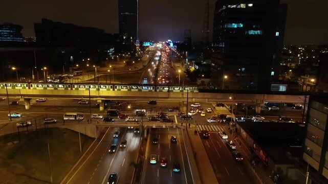 Av. Javier Prado de noche ubicado en la ciudad de Lima
