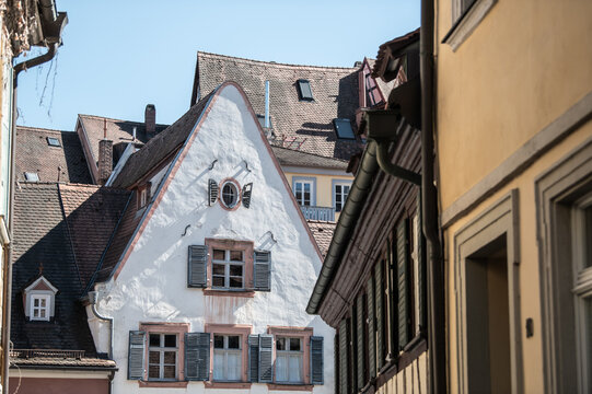 Detail pittoreskes mittelalterliches Giebelhaus mit wei&szlig;em Kalkputz, Maueranker in S-Form, Sprossenfenstern mit Fensterladen und ovalem Fenster im Seitenlicht in der Inselstadt von Bamberg