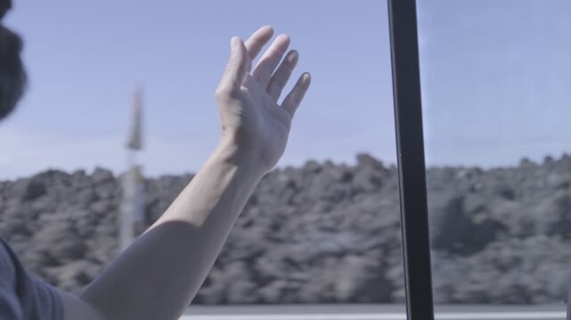 Mano por ventanilla de coche
