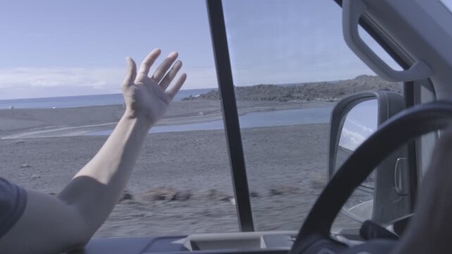 Mano por ventanilla de coche