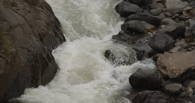 R&iacute;o y peque&ntilde;a cascada