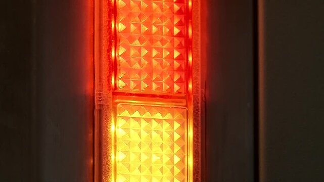 Luz de advertencia industrial iluminada en color &aacute;mbar y rojo